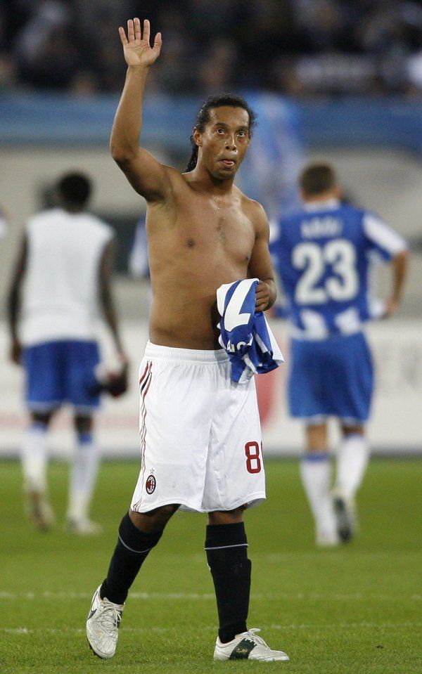 Ronaldinho z AC Milán mává fanouškům po výhře 1:0 nad FC Curych, jenž týmu zajistil postup v Poháru UEFA.