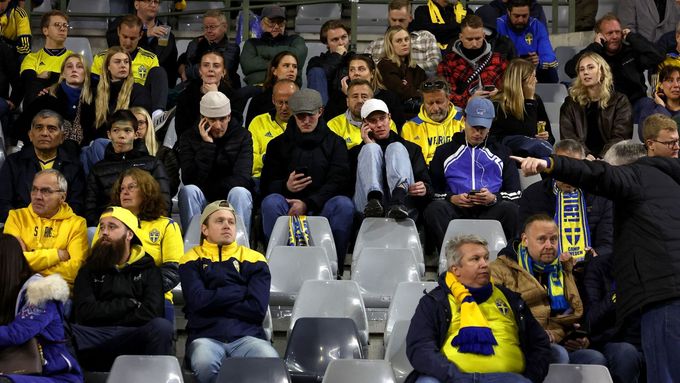 Švédští fanoušci v hledišti bruselského stadionu při utkání kvalifikace ME