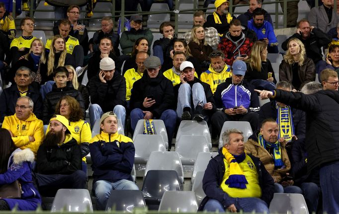 Švédští fanoušci v hledišti bruselského stadionu při utkání kvalifikace ME