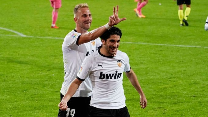 Carlos Soler slaví další gól z penalty v síti Realu Madrid, jeho spoluhráč pak prsty naznačuje, kolik pokutových kopů v utkání proměnil