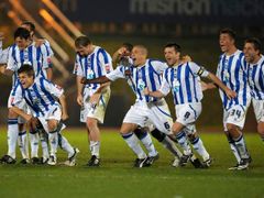 Fotbalisté třetiligového Brightonu oslavují postup přes Manchester City