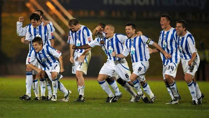 Fotbalisté třetiligového Brightonu oslavují postup přes Manchester City