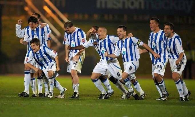 Fotbalisté třetiligového Brightonu oslavují postup přes Manchester City