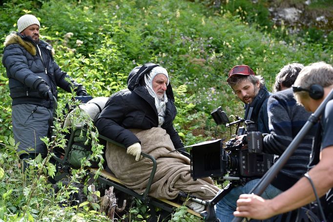 Na snímku z natáčení Lidí krve jsou zleva herci Tomáš Bambušek, Miloslav Mejzlík a Miroslav König.