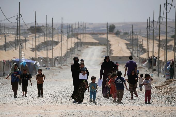 Displaced Iraqis, who fled the fighting between the Iraqi army and the Islamic State, make their way at a refugee camp in Salamiya, Iraq May 29, 2017.