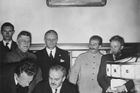 Sovětský ministr zahraničí Vjačeslav Molotov (na snímku drží pero) a jeho německý protějšek Joachim von Ribbentrop (stojí přímo za Molotovem) na konci srpna 1939 podepsali dohodu o vzájemném neútočení. Nacistický vůdce se tak chtěl v prvních fázích války vyhnout nutnosti bojovat na dvou frontách. Kromě spojenectví smlouva obsahovala tajný dodatek o rozdělení vlivu v Evropě včetně Polska.