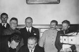 Sovětský ministr zahraničí Vjačeslav Molotov (na snímku drží pero) a jeho německý protějšek Joachim von Ribbentrop (stojí přímo za Molotovem) na konci srpna 1939 podepsali dohodu o vzájemném neútočení. Nacistický vůdce se tak chtěl v prvních fázích války vyhnout nutnosti bojovat na dvou frontách. Kromě spojenectví smlouva obsahovala tajný dodatek o rozdělení vlivu v Evropě včetně Polska.