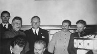 Sovětský ministr zahraničí Vjačeslav Molotov (na snímku drží pero) a jeho německý protějšek Joachim von Ribbentrop (stojí přímo za Molotovem) na konci srpna 1939 podepsali dohodu o vzájemném neútočení. Nacistický vůdce se tak chtěl v prvních fázích války vyhnout nutnosti bojovat na dvou frontách. Kromě spojenectví smlouva obsahovala tajný dodatek o rozdělení vlivu v Evropě včetně Polska.