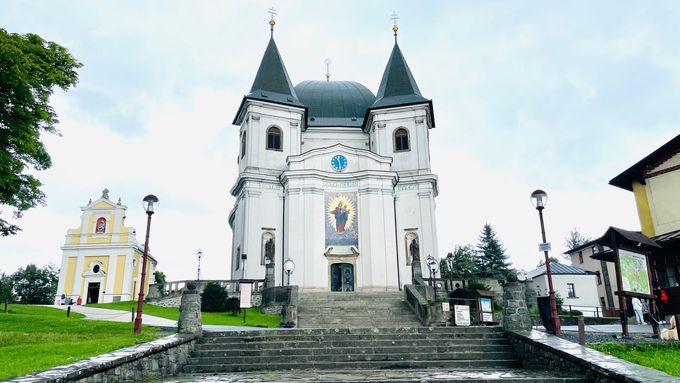Bazilika Nanebevzetí Panny Marie na Hostýně je nejdůležitější poutní místo v Česku, o něž se od roku 1887 starají jezuité. V roce 1950 je odtud vyhnali komunisté, teď mají odejít znovu a definitivně.