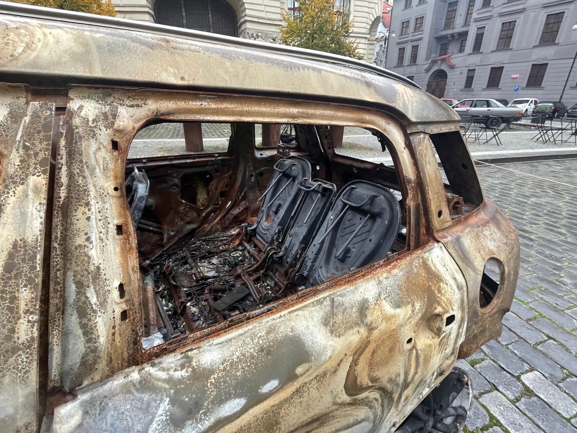 Ohořelé vraky z Ukrajiny instalace Signal Velčovský