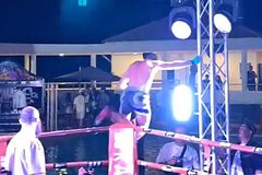 Konopná show v Thajsku málem skončila tragédií. Ruský boxer dostal ránu proudem