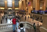 Hala hlavní železniční stanice Grand Central už opět šumí kroky cestovatelů spěchajících na vlak či do newyorského metra.
