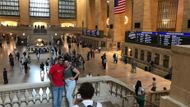 Hala hlavní železniční stanice Grand Central už opět šumí kroky cestovatelů spěchajících na vlak či do newyorského metra.