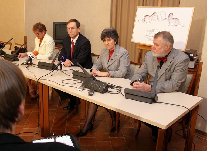 Soňa Paukertová, Jan Švejnar, Alena Gajdůšková a Jaromír Štětina (zleva doprava) na tiskové konferenci, kde senátorský Klub otevřené demokracie oznámil, že nominuje Jana Švejnara do druhé volby prezidenta republiky.