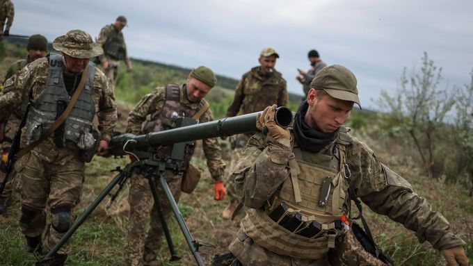 Příslušníci ukrajinské teritoriální obrany na vojenském cvičení u města Dnipro.