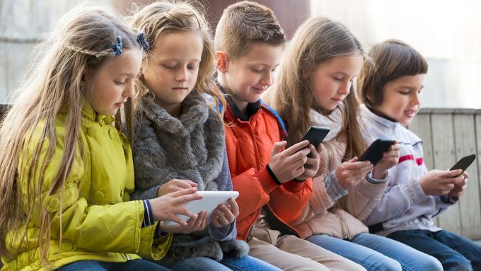 IQ dětí klesá, jsou horší v testech a mají úzkosti, může za to používání obrazovky a moderních technologií, říká neurolog Martin Jan Stránský.