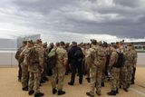 Vojáci poslouchají velitele, který jim udílí rozkazy k strážení olympijského parku.