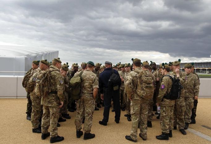 Members of the armed forces take a tour of the Olympic Park in Stratford, the location of the London 2012 Olympic Games, in east London July 15, 2012. London's Olympic Games is not threatened by a major security contractor's failure to find enough staff, ministers and the head of the city's organising committee said on Sunday, seeking to quell a political storm ahead of athletes' arrival. REUTERS/Andrew Winning (BRITAIN - Tags: SPORT OLYMPICS MILITARY POLITICS) Published: Čec. 15, 2012, 3:50 odp.