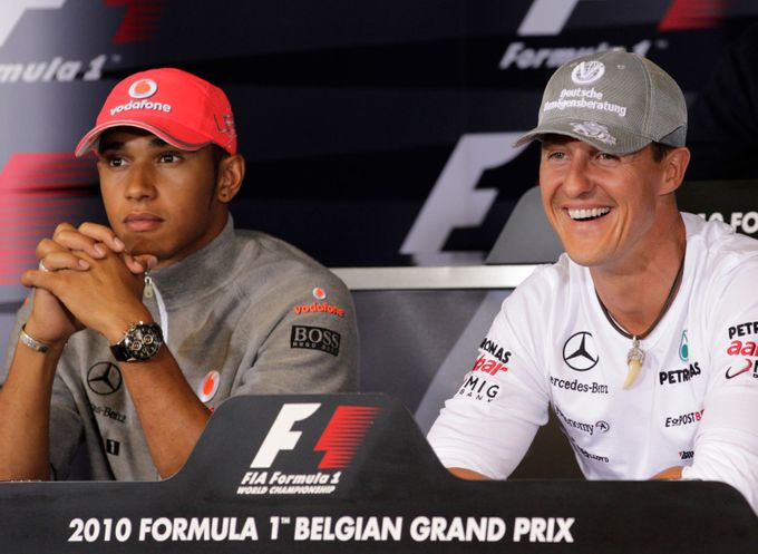 F1, VC Belgie 2010: Lewis Hamilton (McLaren) a Michael Schumacher (Mercedes).