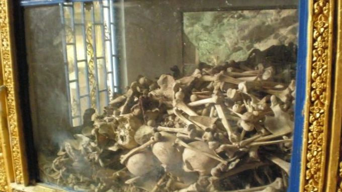 Kosti obětí Rudých Khmérů, provincie Battambang