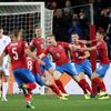 Čeští hráči slaví gól v utkání kvalifikace ME 2020 Česko - Anglie