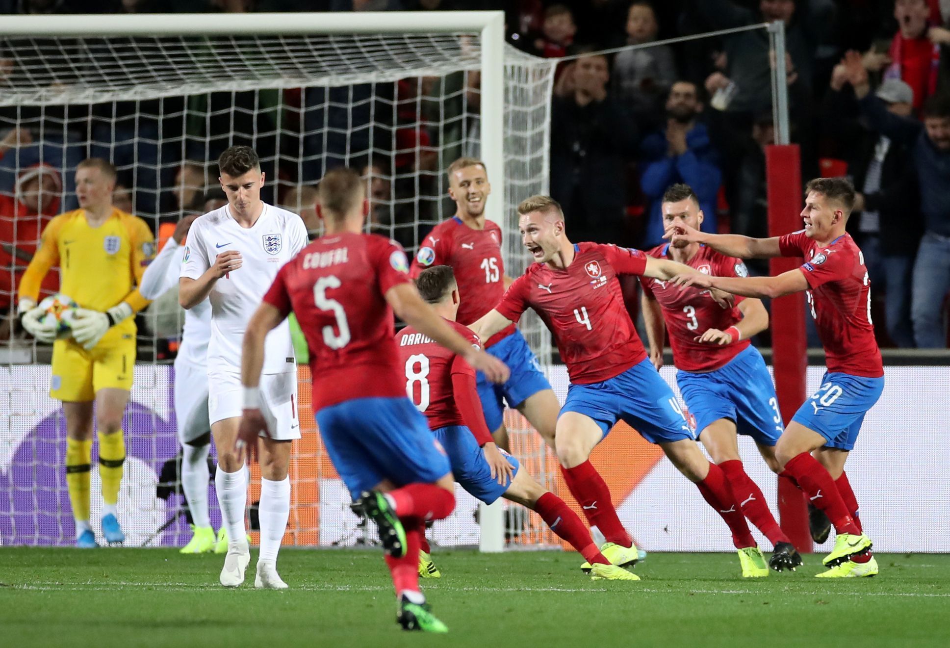 Čeští hráči slaví gól v utkání kvalifikace ME 2020 Česko - Anglie