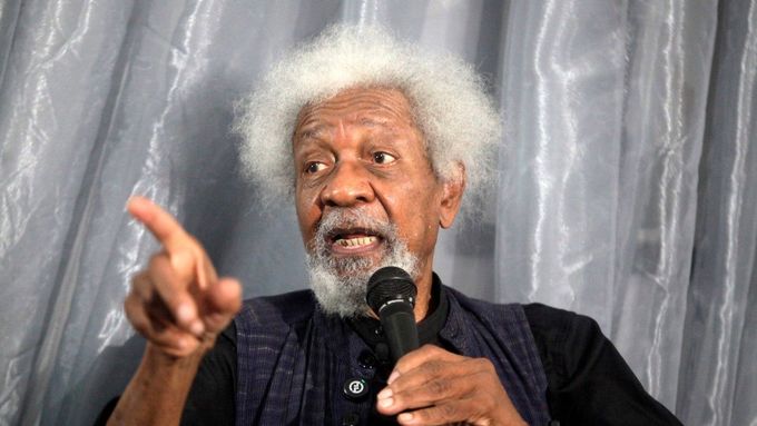 Profesor Wole Soyinka, spisovatel a nositel Nobelovy ceny, v umělecké galerii Kongi Harvest's v nigerijském Lagosu 14. června 2025.