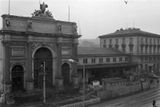 K demolici historické nádražní budovy došlo v roce 1985. Poslední vlak ale odsud odjel už o sedm let dřív. V roce 1972 byla trať zkrácena a v roce 1984 byla definitivně zrušena. (Na snímku Denisovo nádraží).
