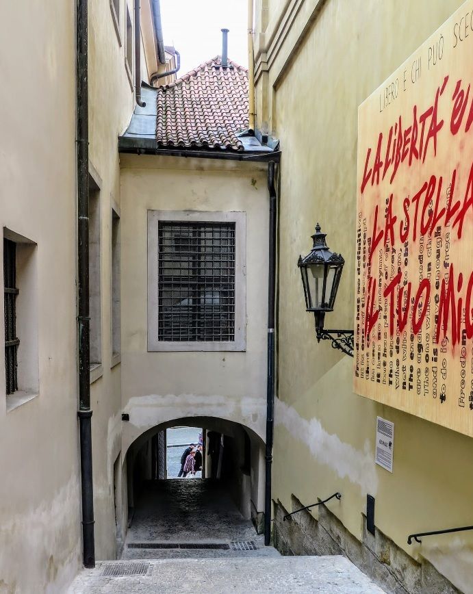 Tajná chodba StB na italské velvyslanectví v Nerudově ulici v Praze