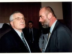 "Černé konto podle mě existovalo." Snímek Václava Klause a Jana Rumla z roku 1997.