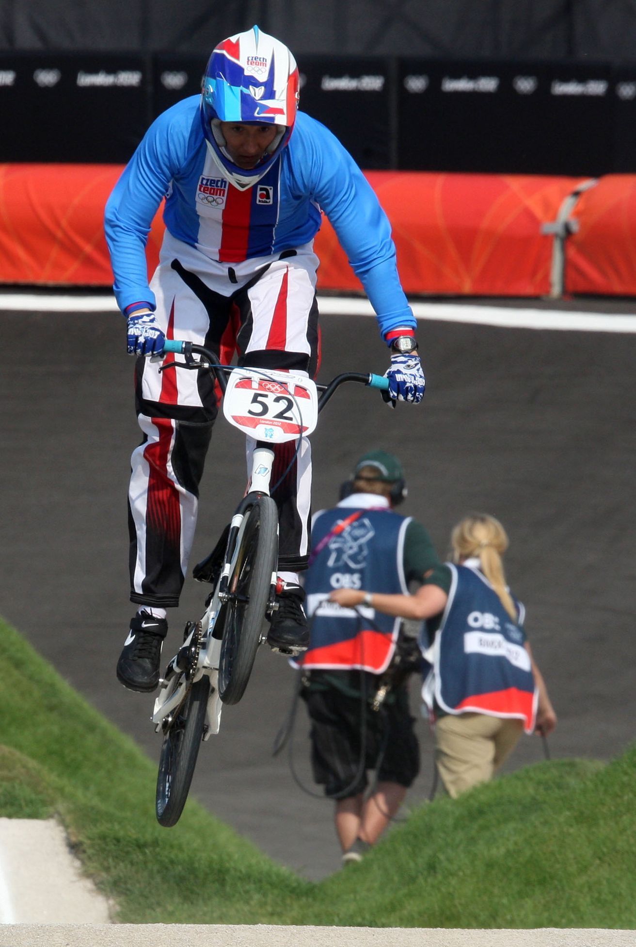 Česká bikrosařka Aneta Hladíková jede v BMX na OH 2012 v Londýně.