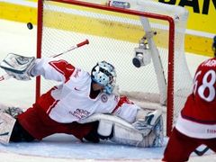 Jaromír Jágr střílí svůj první gól na MS ve Švýcarsku do sítě Dánska