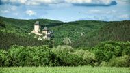 Hrad Karlštejn, schovaný mezi lesy stejnojmenné rezervace národního významu.