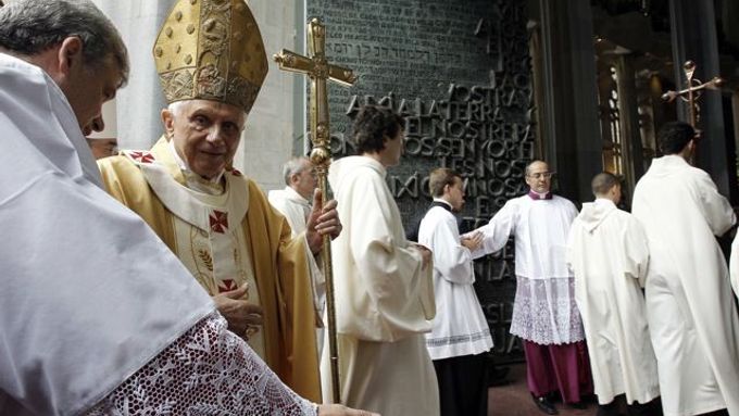 Věřící a ateisté by si měli vyjít vstříc a upustit od vzájemné nevraživosti, prohlásil papež Benedikt XVI. na úvod své dvoudenní návštěvy Španělska.