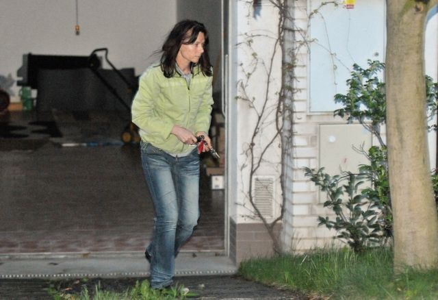 Eva Rathová sleduje, jak policie odváží jejího muže