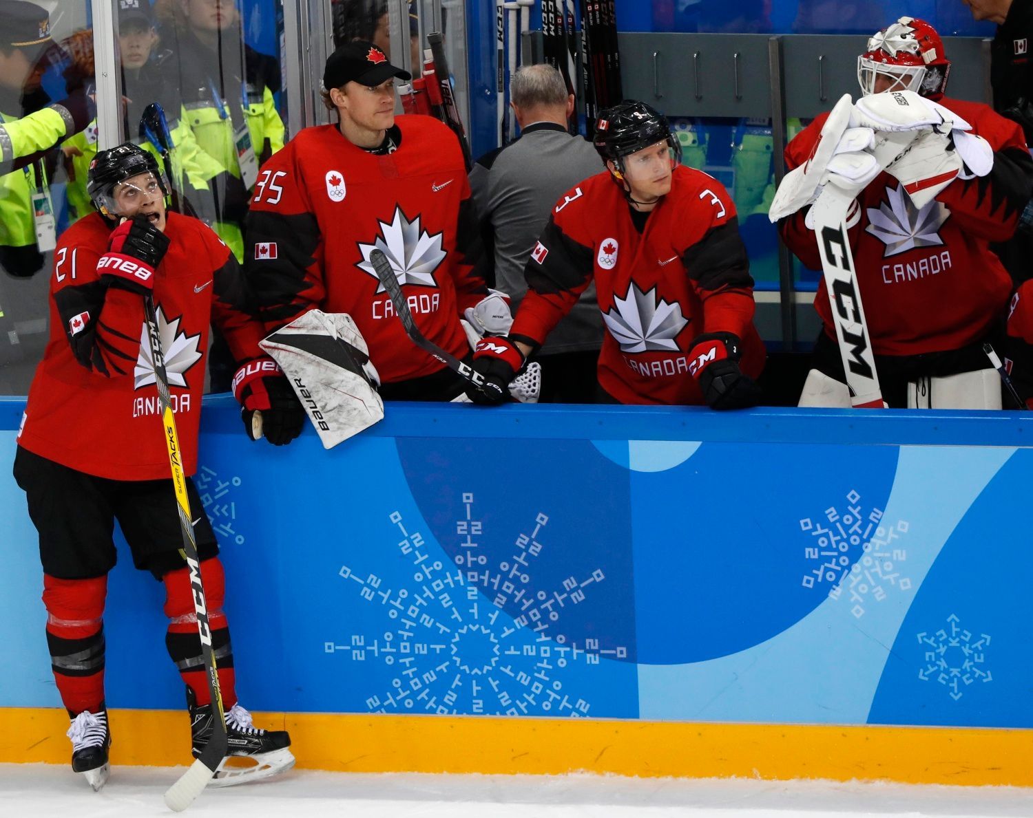 Zklamání kanadských hokejistů po porážce v semifinále s Německem na ZOH 2018