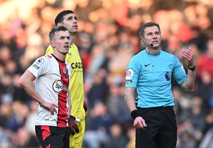 Rozhodčí a hráči sledují dron nad stadionem, kvůli němuž bylo přerušeno utkání anglické Premier League Southampton - Aston Villa