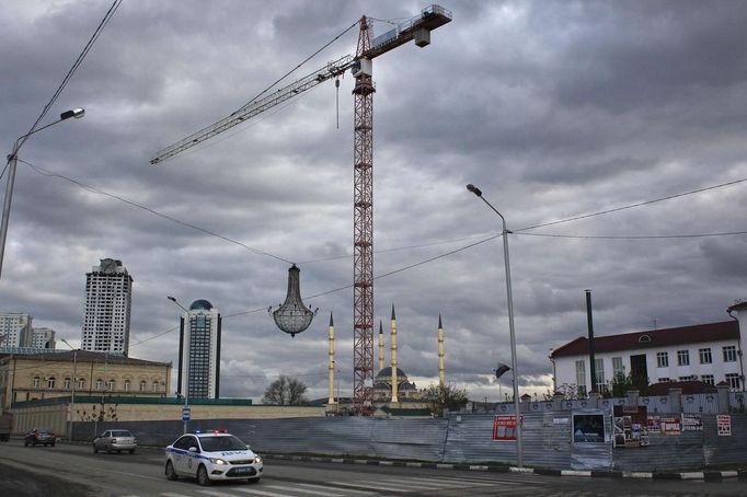 A police car drives along a street in the centre of the Chechen capital Grozny April 22, 2013. The naming of two Chechens, Dzhokhar and Tamerlan Tsarnaev, as suspects in the Boston Marathon bombings has put Chechnya - the former site of a bloody separatist insurgency - back on the world's front pages. Chechnya appears almost miraculously reborn. The streets have been rebuilt. Walls riddled with bullet holes are long gone. New high rise buildings soar into the sky. Spotless playgrounds are packed with children. A giant marble mosque glimmers in the night. Yet, scratch the surface and the miracle is less impressive than it seems. Behind closed doors, people speak of a warped and oppressive place, run by a Kremlin-imposed leader through fear. Picture taken April 22, 2013. REUTERS/Maxim Shemetov (RUSSIA - Tags: SOCIETY POLITICS CRIME LAW) ATTENTION EDITORS: PICTURE 19 OF 40 FOR PACKAGE 'INSIDE MODERN CHECHNYA'. SEARCH 'REBUILDING CHECHNYA' FOR ALL IMAGES Published: Kvě. 1, 2013, 7:57 dop.