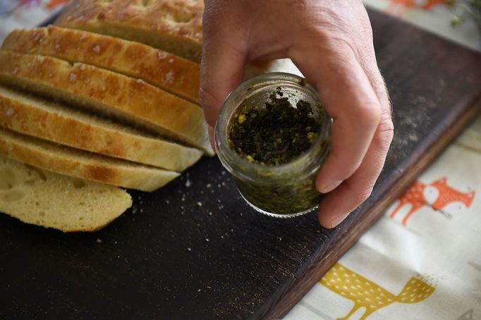 V Irsku zkouší, jestli dobytek produkuje méně metanu, když konzumuje mořské řasy.