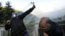 A coal miner use a slingshot in a clash with Spanish national riot police in the surroundings of the "El Soton" coal mine in El Entrego, near Oviedo, northern Spain June 15, 2012. The miners were protesting against the government's proposal to decrease funding for coal production. REUTERS/Eloy Alonso (SPAIN - Tags: CIVIL UNREST BUSINESS EMPLOYMENT ENERGY) Published: Čer. 15, 2012, 11:45 dop.