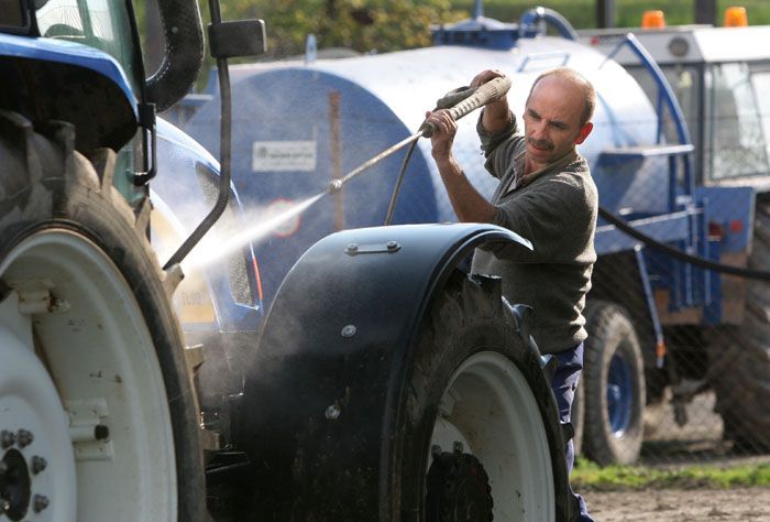 Zdeněk Zich umývá traktor