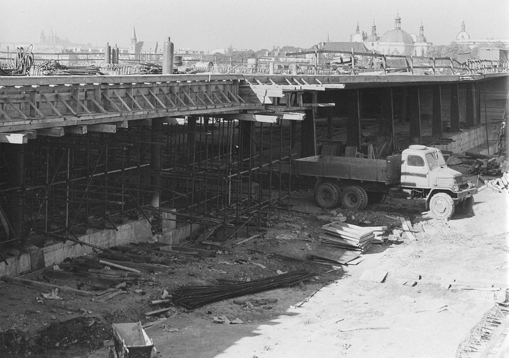 Obrazem: Unikátní fotografie z historie stavby Nuselského mostu / rok 1970