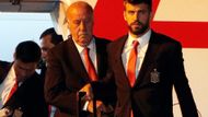 Gerrard Piqué a Vicente del Bosque už jsou také v Brazílii, v pátek je čeká klíčová bitva s Nizozemskem.