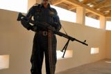 Námaha spojená se stavbou objektů se ale vyplatila. Před několika dny Češi místní policii a armádě předali tyto dvě stavby, které afghánským bezpečnostním složkám pomohou v boji proti Tálibánu. Na snímku velitel pozorovacích stanovišť na Tangi Waghjan, afghánský policista Abdul Fatih.