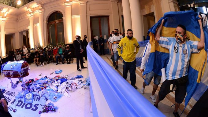 Rakev s ostatky Diega Maradony v prezidentském paláci v Buenos Aires