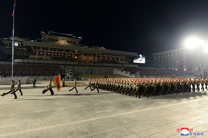 KLDR představila nové zbraně. Vojenskou přehlídkou zakončila sjezd vládnoucí Korejské strany práce.