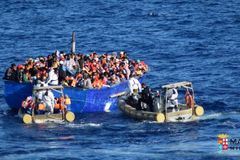 Uprchlická centra na Lampeduse jsou přeplněná, starosta vyzývá ke stávce
