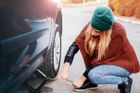 S přezouváním řidiči letos otálejí. Ukolébalo je teplé počasí, teprve čekají na mráz