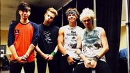 Výzva k samovyšetření varlat došla také australské skupině 5 Seconds of Summer.