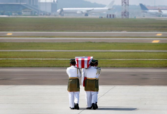 Těla mrtvých, kteří zahynuli po sestřelení letu MH17 letecké společnosti Malaysia Airlines, se vrátila pozůstalým.